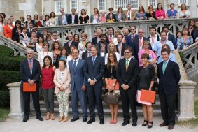 Los premiados, en primera fila con las autoridades, y el resto de los participantes en el Congreso.